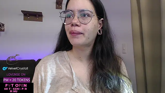 Snapshot of crystalll_room chatting on 10-19-25, 06:47 crystalll room online show from 10-19-25, 06:47