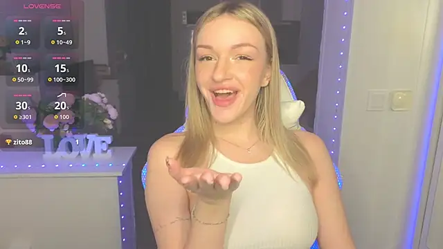 Snapshot of MargaretSweet1 chatting on 11-02-25, 01:08 MargaretSweet1 online show from 11-02-25, 01:08