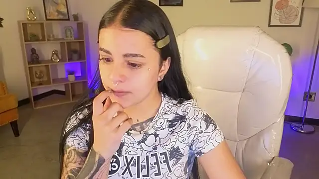 Nicole Foxx  online show from 10-31-25, 08:21