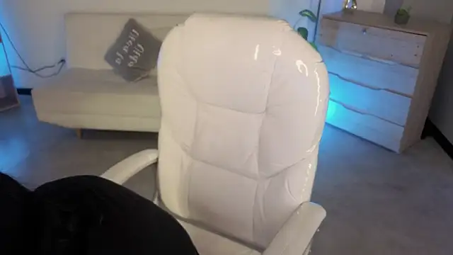 Nicole Foxx  online show from 12-19-25, 07:43