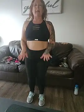 Snapshot of TattedMamaXOXO chatting on 11-18-25, 05:06 TattedMamaXOXO online show from 11-18-25, 05:06