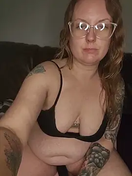 Snapshot of TattedMamaXOXO chatting on 12-16-25, 03:44 TattedMamaXOXO online show from 12-16-25, 03:44