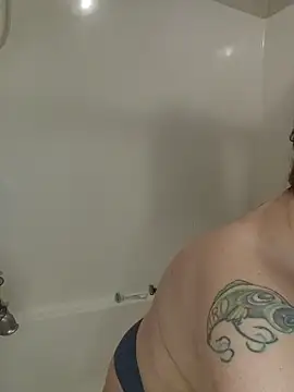 Snapshot of TattedMamaXOXO chatting on 12-21-25, 04:58 TattedMamaXOXO online show from 12-21-25, 04:58