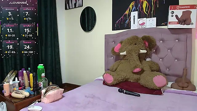 Snapshot of Emmie_Hot chatting on 06-24-26, 11:42 Emmie Hot online show from 06-24-26, 11:42