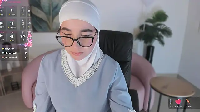 Snapshot of Ayha_khalaf chatting on 09-18-25, 01:18 Ayha khalaf online show from 09-18-25, 01:18