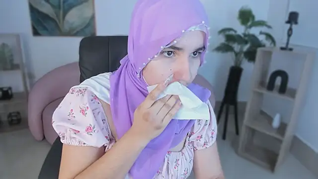 Snapshot of Ayha_khalaf chatting on 10-16-25, 01:17 Ayha khalaf online show from 10-16-25, 01:17