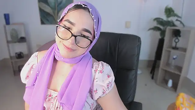 Snapshot of Ayha_khalaf chatting on 11-10-25, 01:04 Ayha khalaf online show from 11-10-25, 01:04