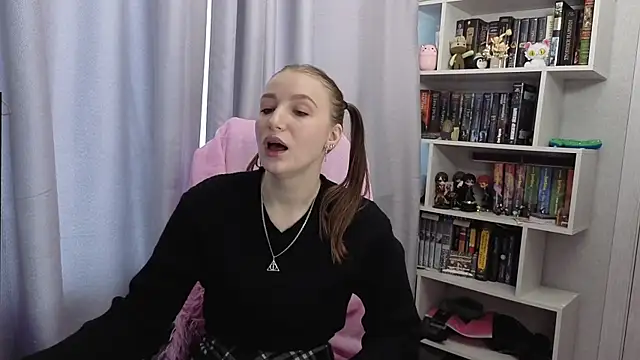 Snapshot of LillyFan-X chatting on 09-15-25, 04:23 LillyFan-X online show from 09-15-25, 04:23