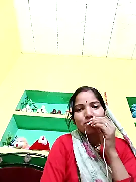 Snapshot of Bhuvi_Bedi chatting on 02-08-25, 12:28 Bhuvi Bedi online show from 02-08-25, 12:28