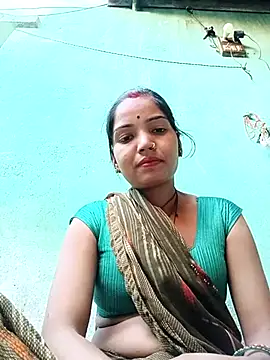 Snapshot of Bhuvi_Bedi chatting on 03-05-25, 12:11 Bhuvi Bedi online show from 03-05-25, 12:11