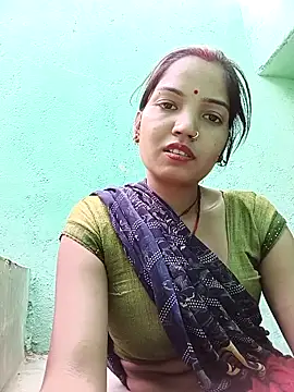 Snapshot of Bhuvi_Bedi chatting on 03-08-25, 10:11 Bhuvi Bedi online show from 03-08-25, 10:11