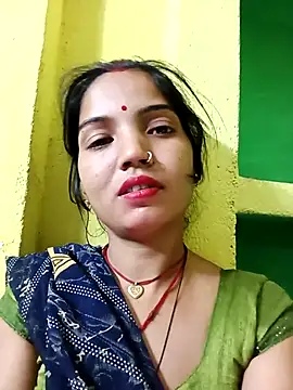 Snapshot of Bhuvi_Bedi chatting on 03-08-25, 04:28 Bhuvi Bedi online show from 03-08-25, 04:28