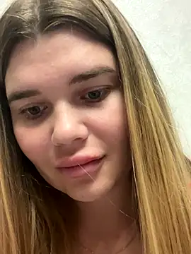 Snapshot of ella_zzz chatting on 09-30-25, 04:01 ella zzz online show from 09-30-25, 04:01