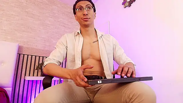 Snapshot of ApoloCruz chatting on 12-05-25, 04:21 ApoloCruz online show from 12-05-25, 04:21