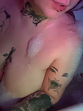 Snapshot of it_is_spicy chatting on 01-29-25, 10:43 it is spicy online show from 01-29-25, 10:43