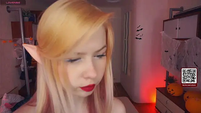 LynetHakes online show from 10-29-25, 04:26