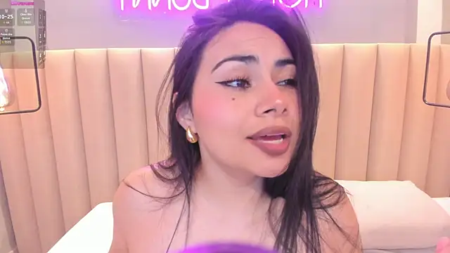 Snapshot of Naomymonroe_ chatting on 09-18-25, 09:50 Naomymonroe online show from 09-18-25, 09:50