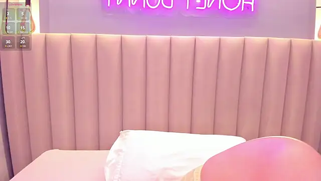 Snapshot of Naomymonroe_ chatting on 01-09-26, 10:00 Naomymonroe online show from 01-09-26, 10:00