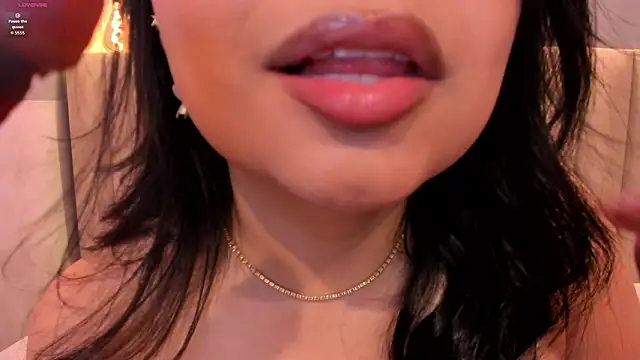 Snapshot of Naomymonroe_ chatting on 02-15-26, 05:09 Naomymonroe online show from 02-15-26, 05:09