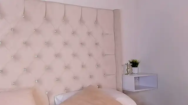 bella bloomg online show from 01-29-25, 01:16