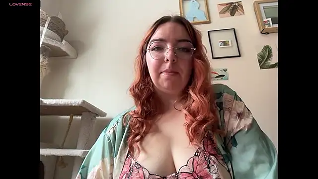 Snapshot of curvycate127 chatting on 11-29-25, 05:49 curvycate127 online show from 11-29-25, 05:49