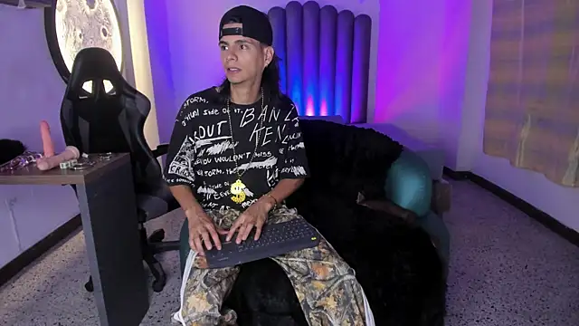 Snapshot of Martshall09 chatting on 11-06-25, 10:10 Martshall09 online show from 11-06-25, 10:10