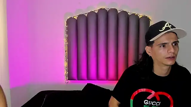 Snapshot of Martshall09 chatting on 11-11-25, 11:27 Martshall09 online show from 11-11-25, 11:27