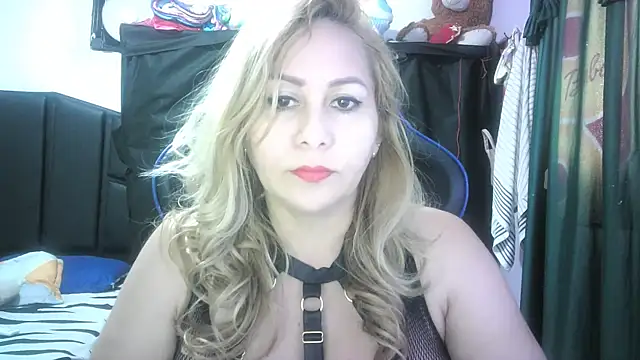 Snapshot of mariana0x chatting on 10-26-25, 12:33 mariana0x online show from 10-26-25, 12:33
