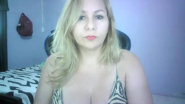 Snapshot of mariana0x chatting on 10-28-25, 08:22 mariana0x online show from 10-28-25, 08:22