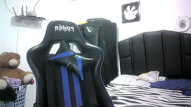 Snapshot of mariana0x chatting on 12-15-25, 10:03 mariana0x online show from 12-15-25, 10:03