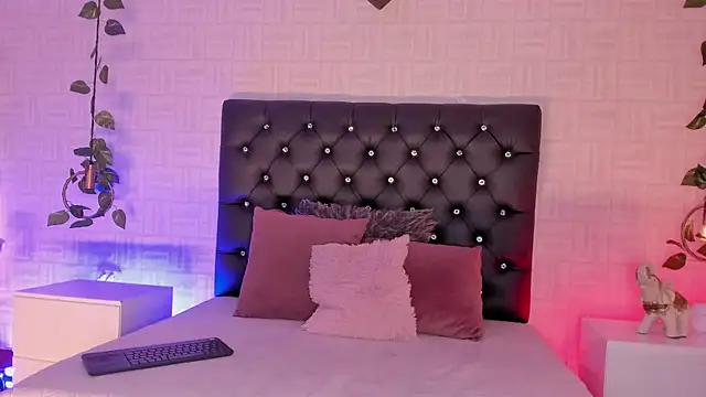 Hannah Jonhson online show from 02-04-25, 03:26