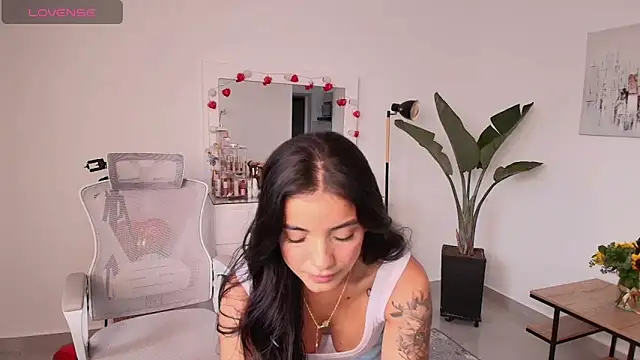 Snapshot of LairaScott chatting on 02-26-26, 09:25 LairaScott online show from 02-26-26, 09:25