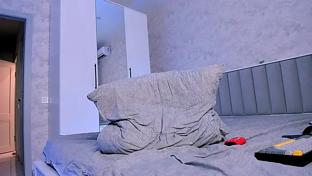 Shiny Jennifer online show from 10-07-25, 06:05