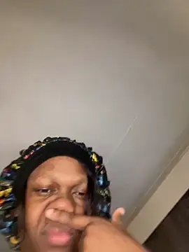 Snapshot of Boneca25 chatting on 02-16-25, 12:41 Boneca25 online show from 02-16-25, 12:41