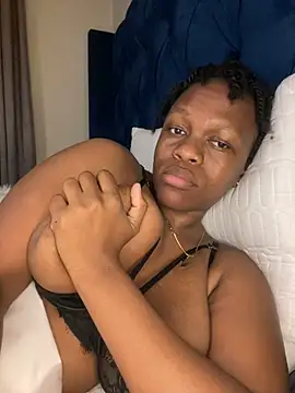 Snapshot of Boneca25 chatting on 02-17-25, 06:59 Boneca25 online show from 02-17-25, 06:59