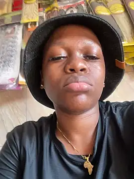 Snapshot of Boneca25 chatting on 02-24-25, 02:04 Boneca25 online show from 02-24-25, 02:04