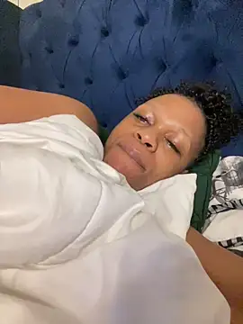 Snapshot of Boneca25 chatting on 11-18-25, 09:08 Boneca25 online show from 11-18-25, 09:08