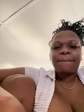 Snapshot of Boneca25 chatting on 11-23-25, 07:08 Boneca25 online show from 11-23-25, 07:08