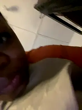 Snapshot of Boneca25 chatting on 11-25-25, 05:29 Boneca25 online show from 11-25-25, 05:29