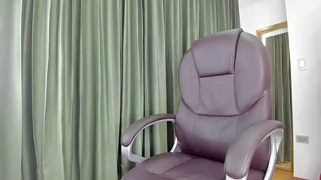 Snapshot of Tombarden chatting on 03-18-25, 06:59 Tombarden online show from 03-18-25, 06:59