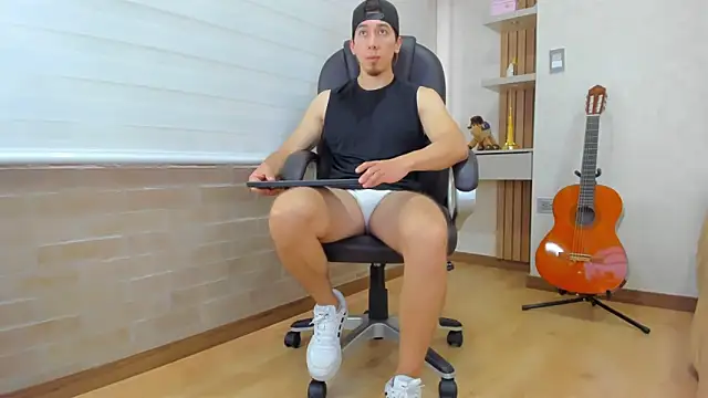 Snapshot of Tombarden chatting on 11-29-25, 08:01 Tombarden online show from 11-29-25, 08:01