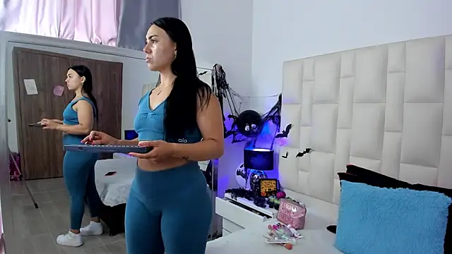 Ariana rouse online show from 10-14-25, 04:41