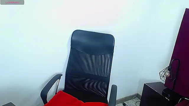 Snapshot of CamiilaReyes chatting on 02-07-25, 10:52 CamiilaReyes online show from 02-07-25, 10:52