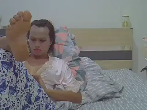 Snapshot of TSCHERRYANDPINKY chatting on 10-22-25, 05:34 TSCHERRYANDPINKY online show from 10-22-25, 05:34