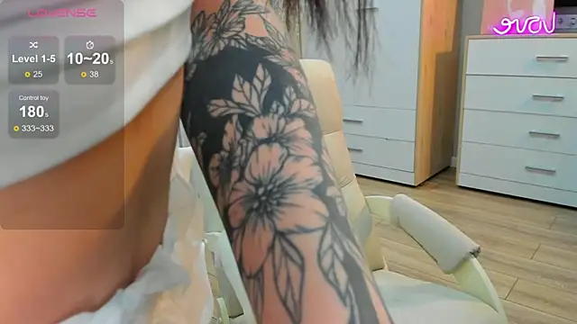 Snapshot of _dkny_ chatting on 12-19-25, 12:56 dkny online show from 12-19-25, 12:56