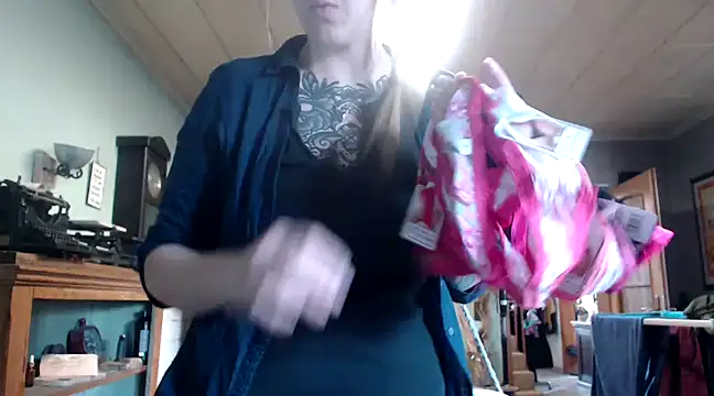 Snapshot of Astrid-Gilbert chatting on 02-19-25, 01:28 Astrid-Gilbert online show from 02-19-25, 01:28