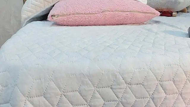 Snapshot of violet_gray_ chatting on 02-28-25, 08:20 violet gray online show from 02-28-25, 08:20