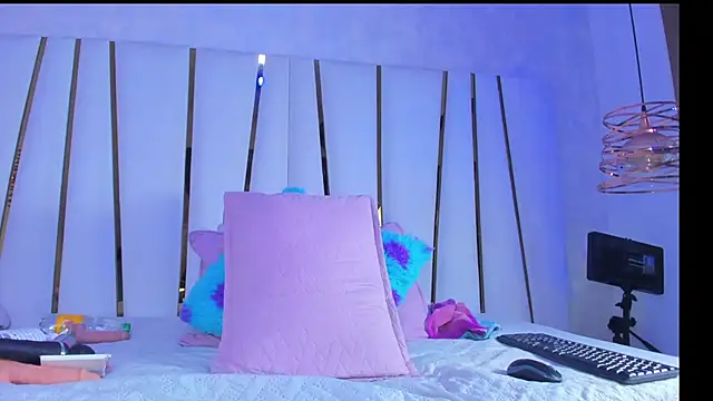 Snapshot of violet_gray_ chatting on 10-05-25, 11:41 violet gray online show from 10-05-25, 11:41