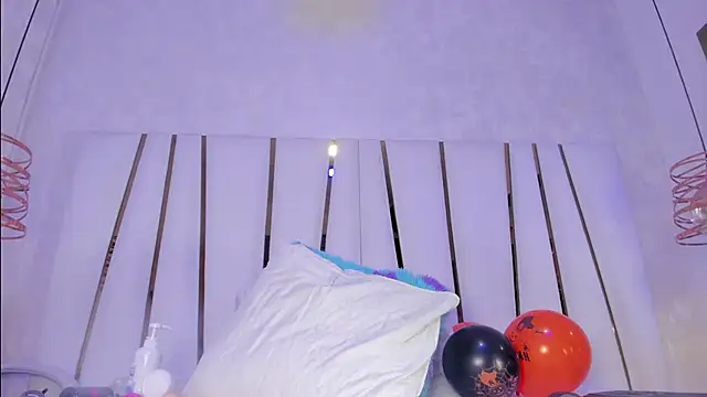 Snapshot of violet_gray_ chatting on 10-24-25, 12:34 violet gray online show from 10-24-25, 12:34