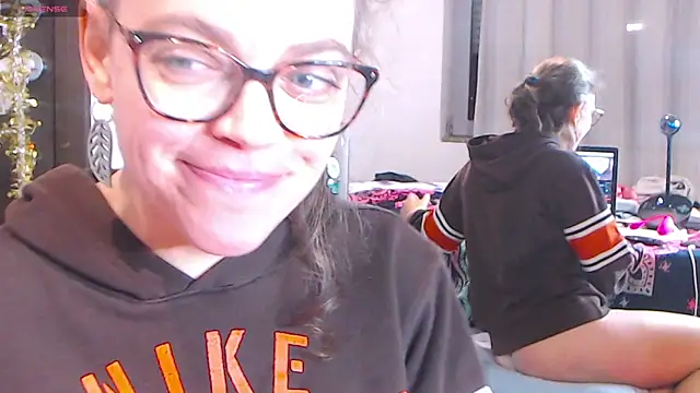 Snapshot of Ju-Hot chatting on 01-06-25, 08:07 Ju-Hot online show from 01-06-25, 08:07